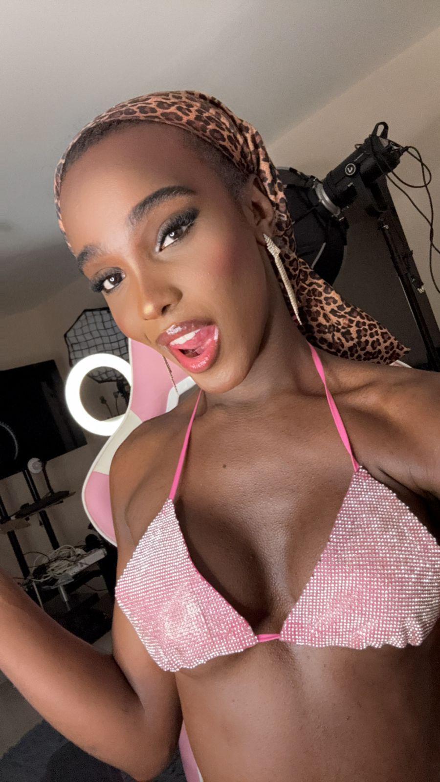 Luana_risque Live Image