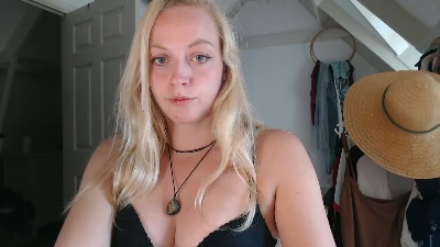 lucyelena Live Image