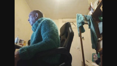 sweaterslut Live Image