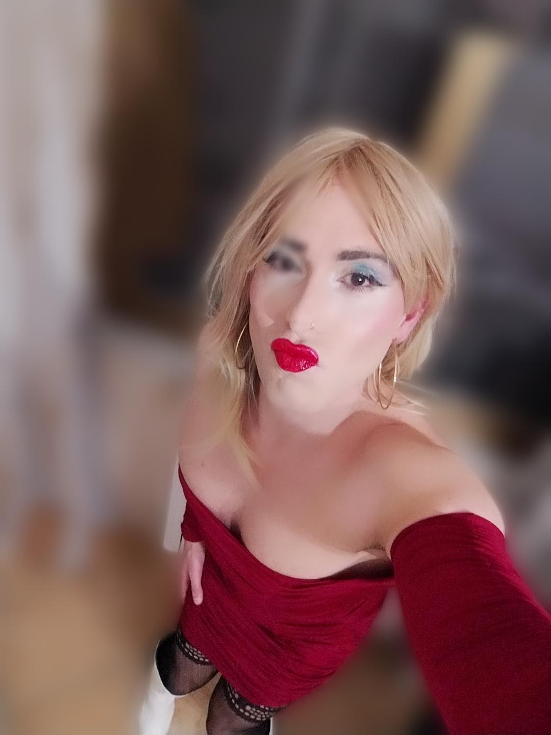 AlessiaMoonTrav live from Italy