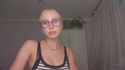 AnyaPeach live from Germany