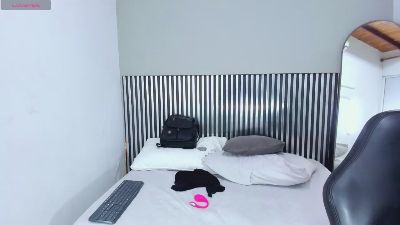 Emily_Lewiss live from United States