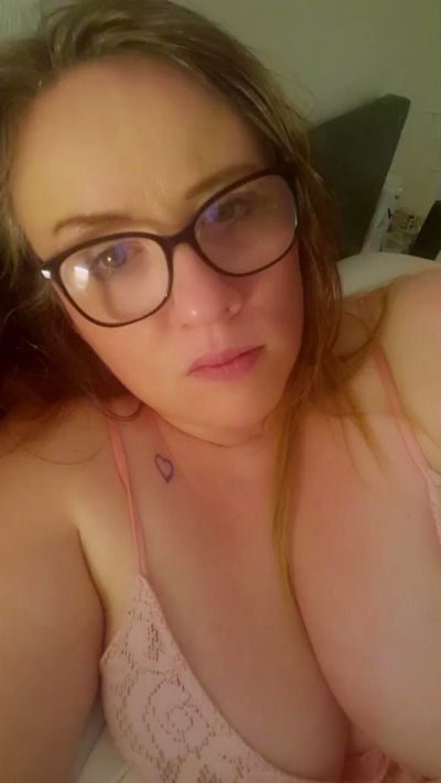 Emmaloulou3 live from United Kingdom