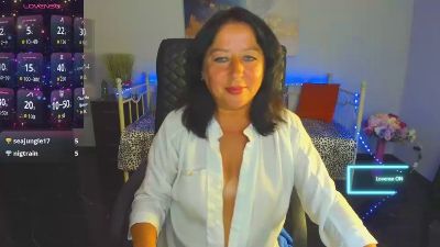 Julia_Dean live from United States