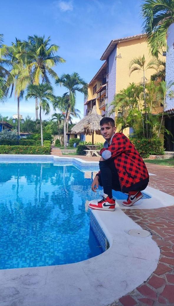 Ken_LatinBoy18 live from Colombia