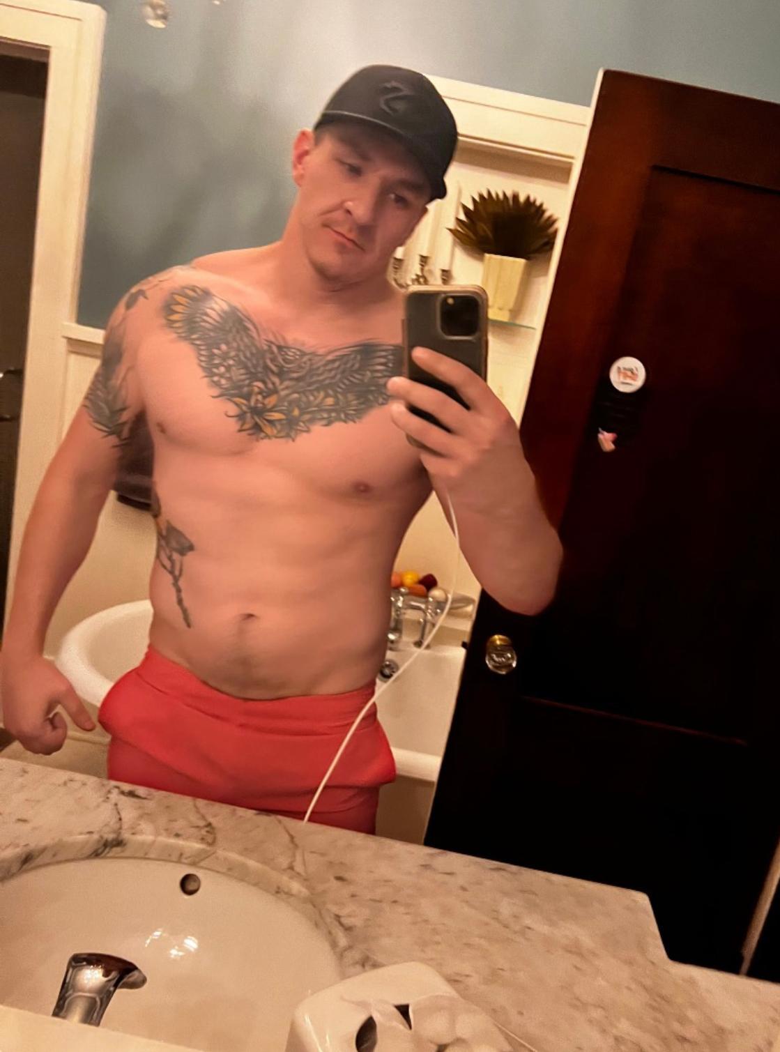 Leathercouple68 live from United States