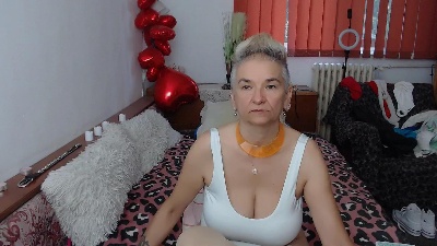 MilfDolores live from United Kingdom