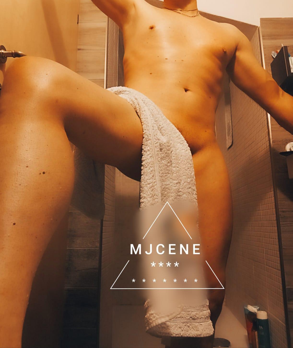 Mjcene live from Italy