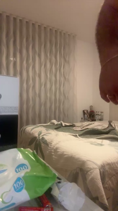 Peludeteee live from Spain