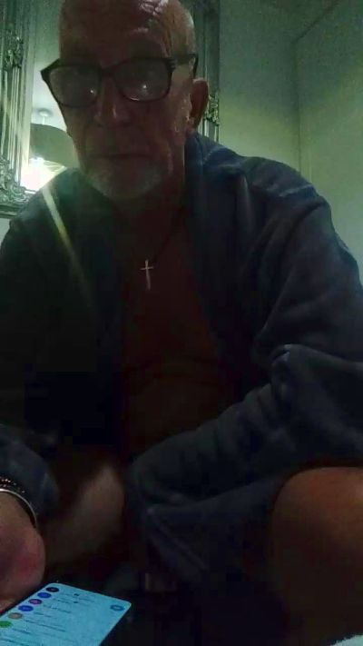 Popperpig52 live from United Kingdom