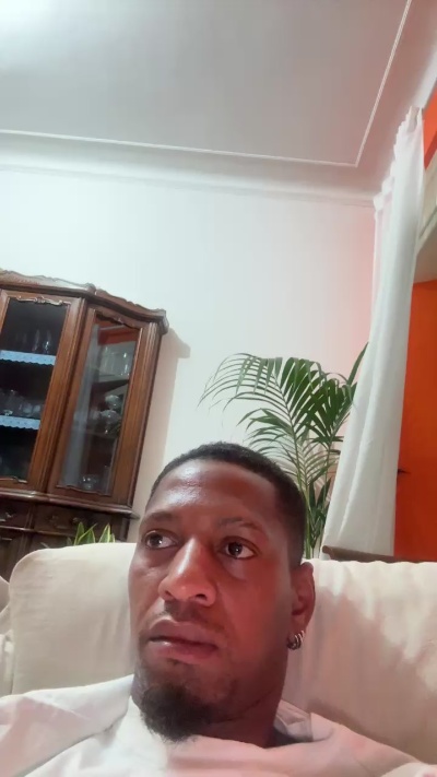 elnegro09 live from Italy