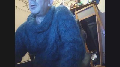 sweaterslut live from Netherlands